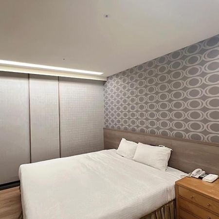 Crystal City Hotel Чжунли Екстериор снимка