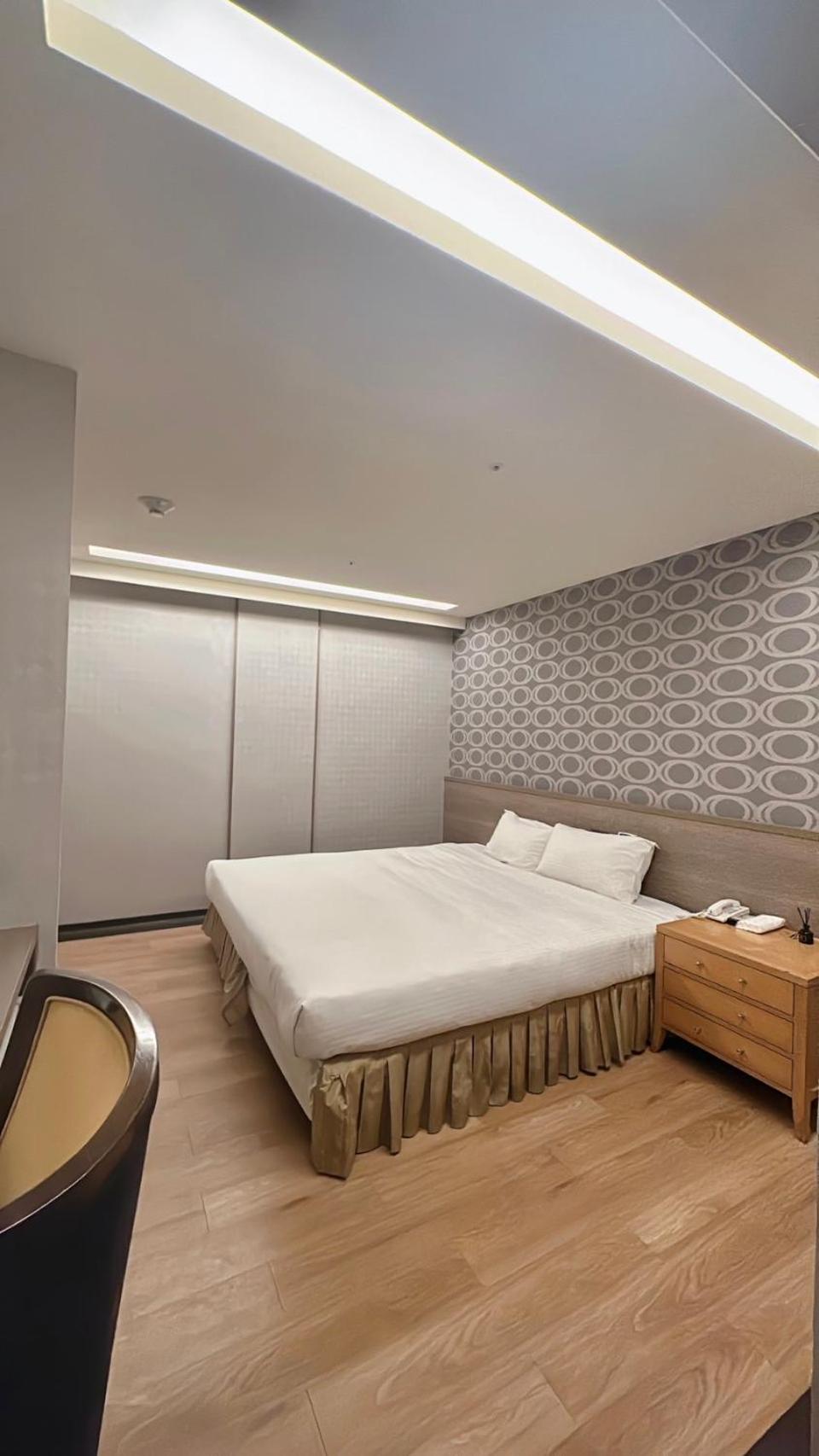 Crystal City Hotel Чжунли Екстериор снимка